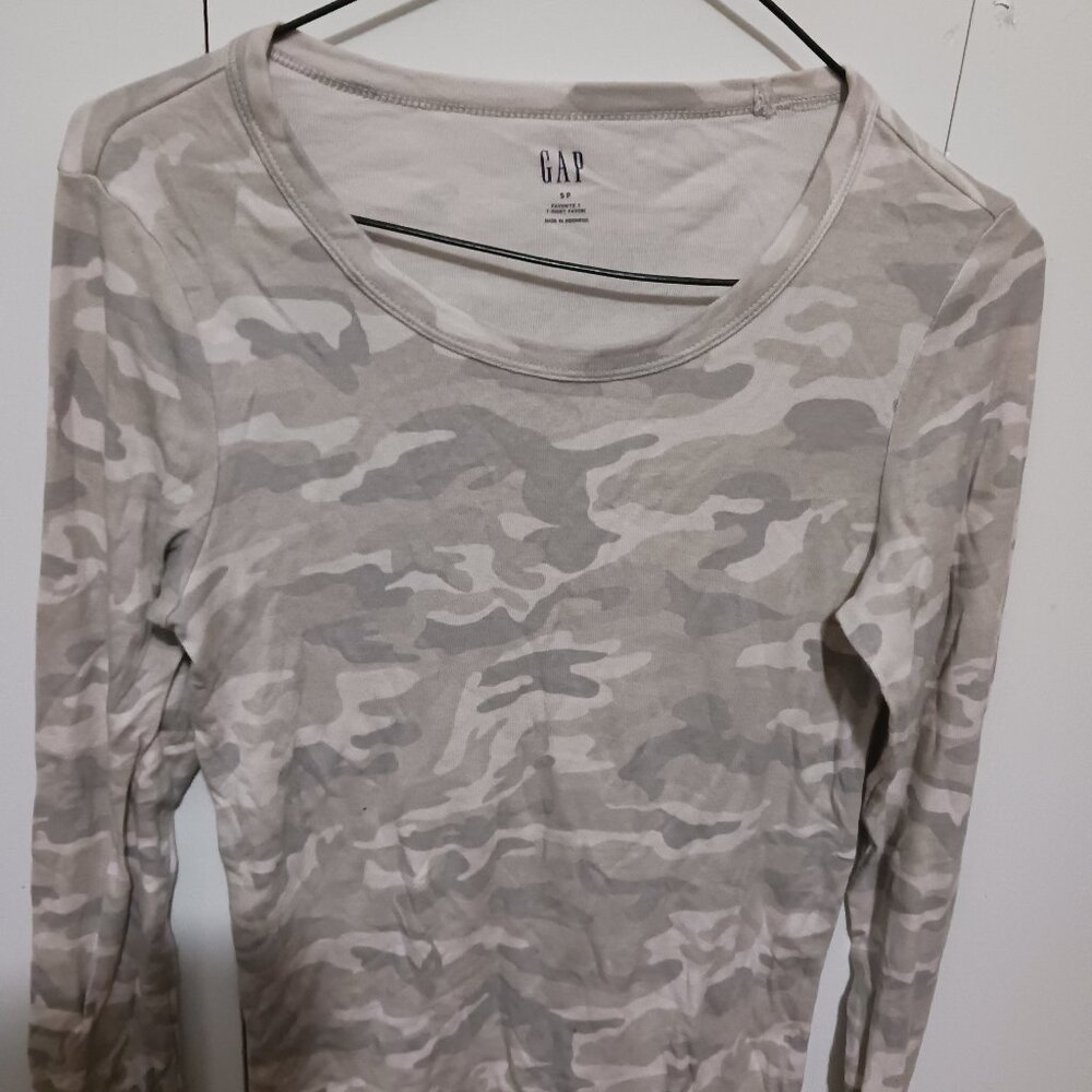 Gap Long Sleeve White and Gray Camo Favorite T-Shirt Women's Size S/P